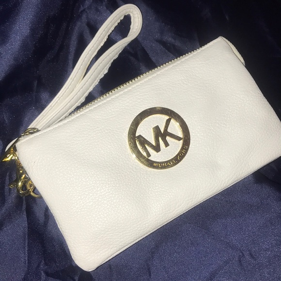 Michael Kors Handbags - Michael Kors Wristlet